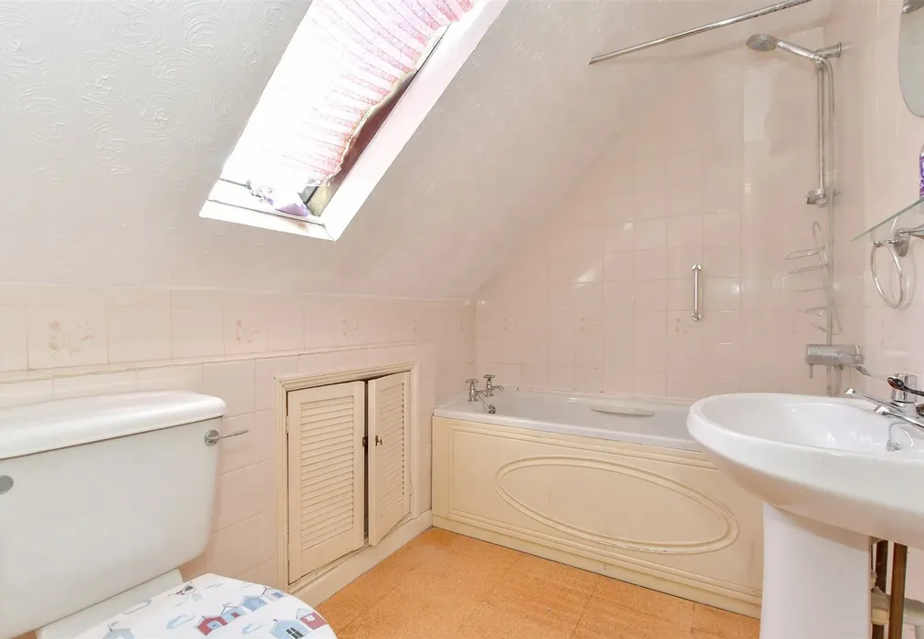 Bathroom - Union Street, Ryde, Isle of Wight - Wards of Kent