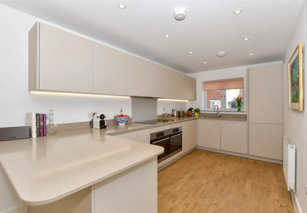 Kitchen - Seymour Drive, Marden, Tonbridge, Kent - Wards of Kent