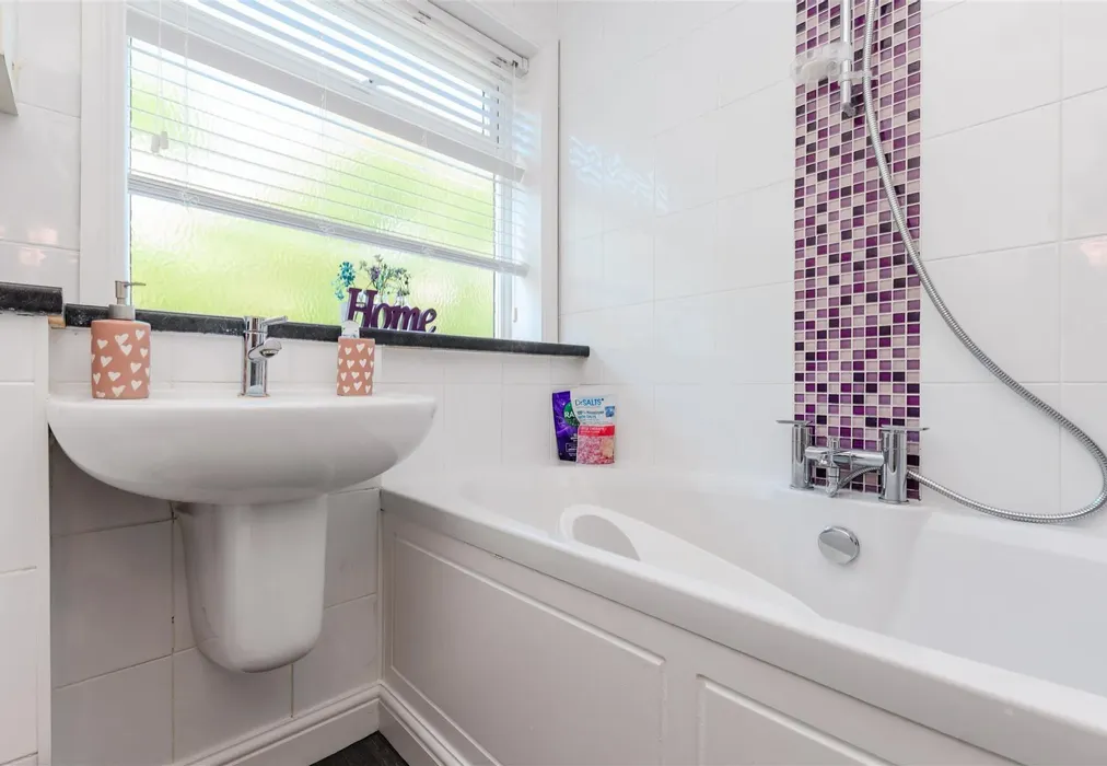 Bathroom - Churchside, Vigo, Kent - Wards of Kent