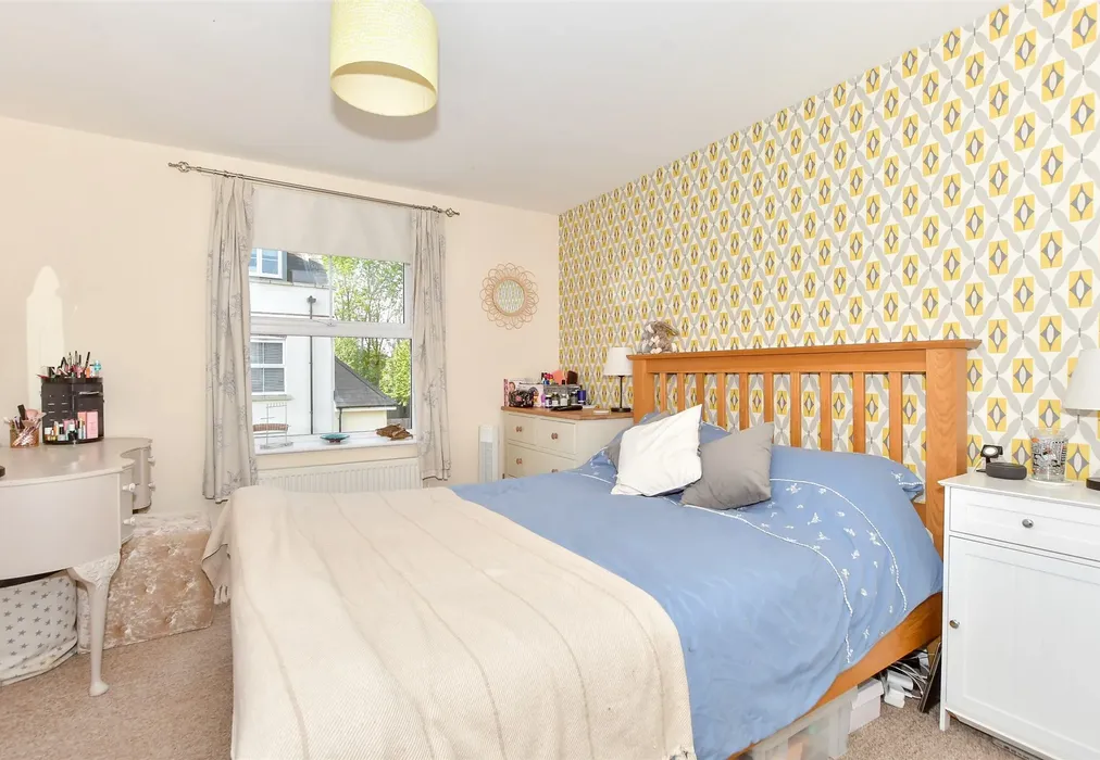 Bedroom 1 - The Halt, Hambrook, Chichester, West Sussex - Wards of Kent