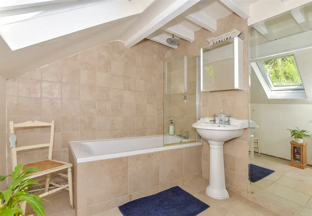 Family Bathroom - The Street, petham, Canterbury, Kent - Wards of Kent
