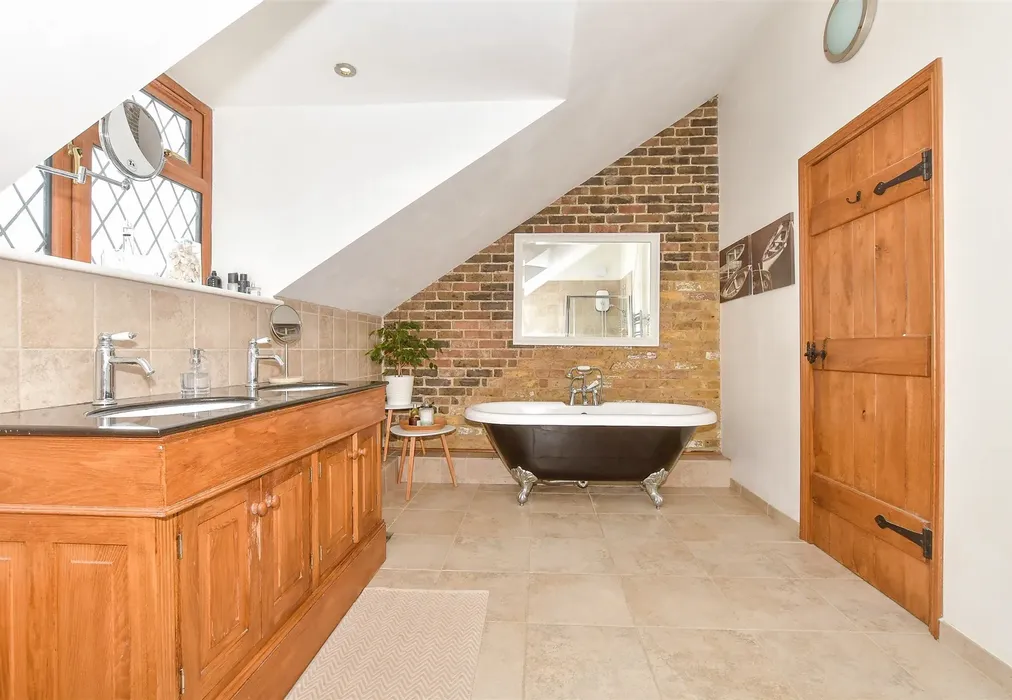 En-Suite Bathroom - The Street, petham, Canterbury, Kent - Wards of Kent