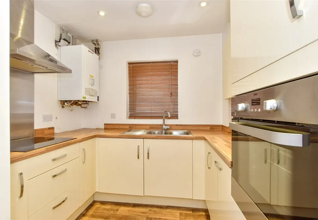 Kitchen - Abbess Way, Waterlooville, Hampshire - Wards of Kent