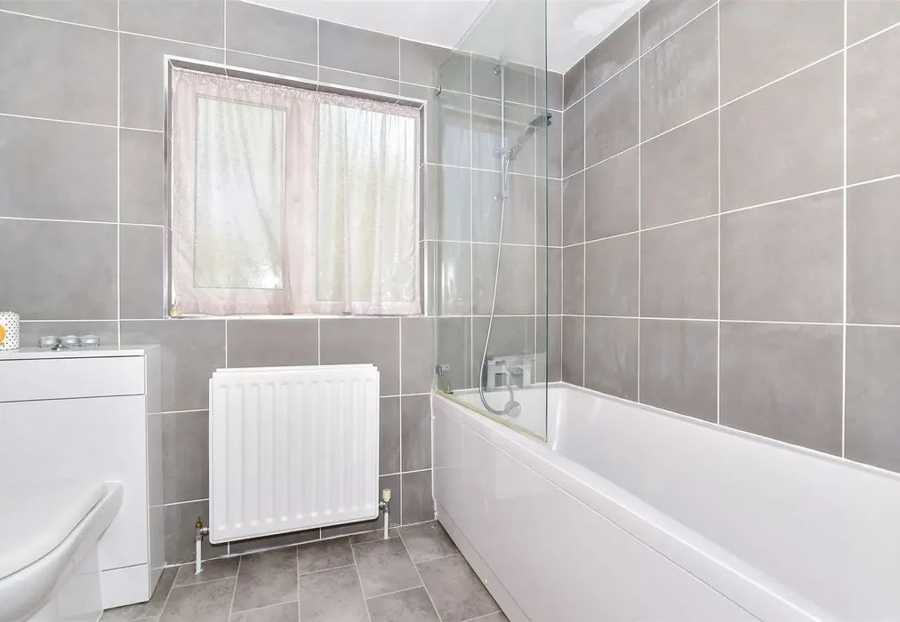Bathroom - New Hythe Lane, Larkfield, Kent - Wards of Kent