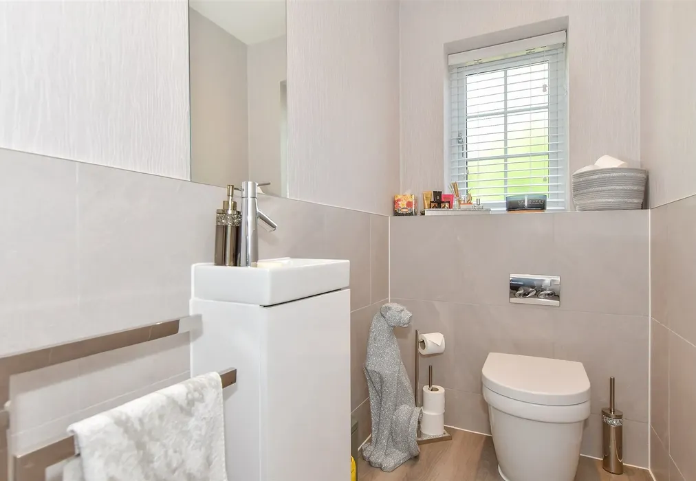 Cloakroom - Coppice Row, Theydon Bois, Epping, Essex - Wards of Kent