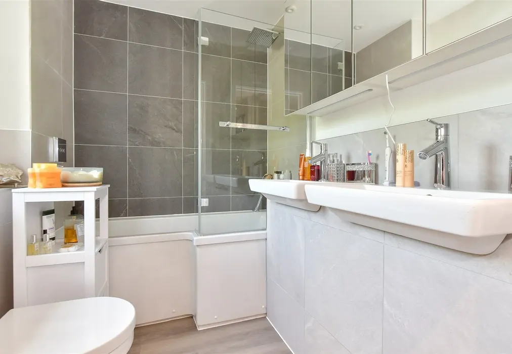 En-Suite - Coppice Row, Theydon Bois, Epping, Essex - Wards of Kent
