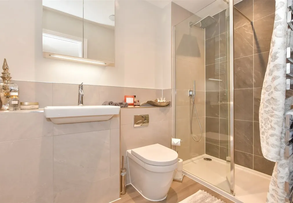 En-Suite - Coppice Row, Theydon Bois, Epping, Essex - Wards of Kent
