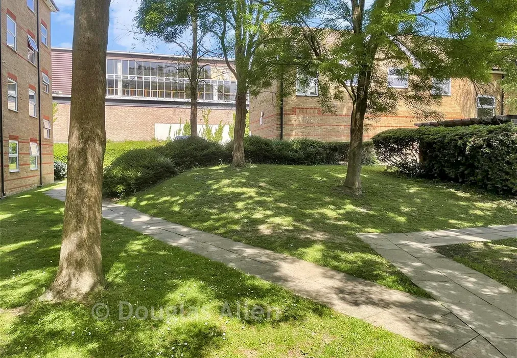 Communal Area - Chigwell Lane, Loughton, Essex - Wards of Kent