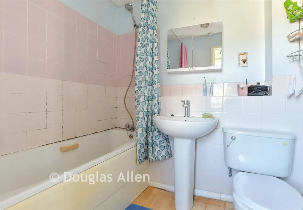 Bathroom - Chigwell Lane, Loughton, Essex - Wards of Kent
