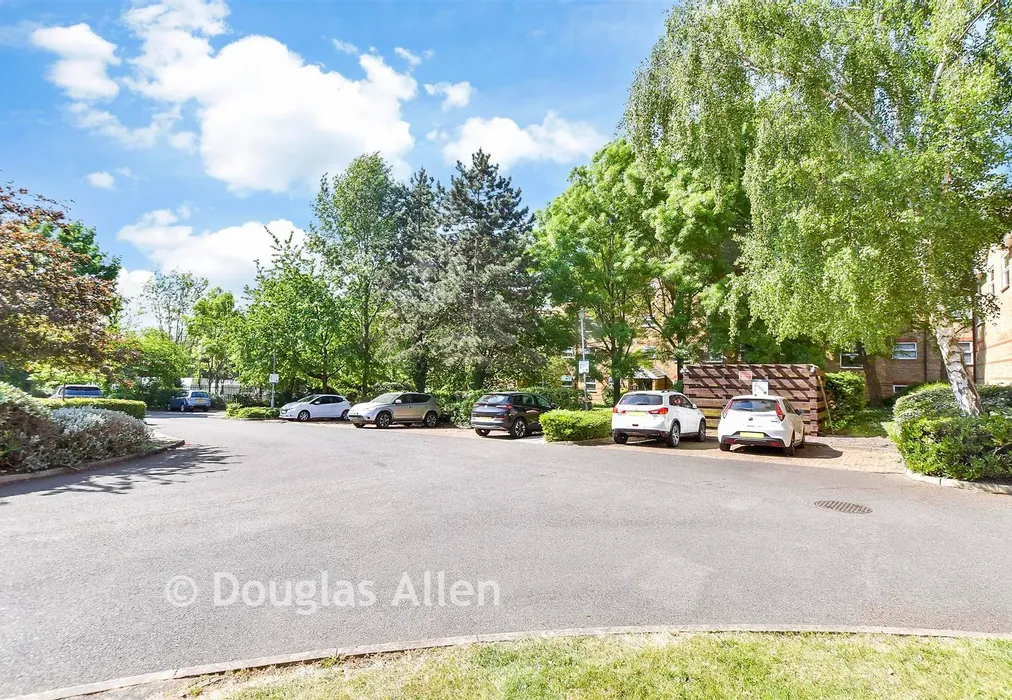 Driveway/Parking - Chigwell Lane, Loughton, Essex - Wards of Kent