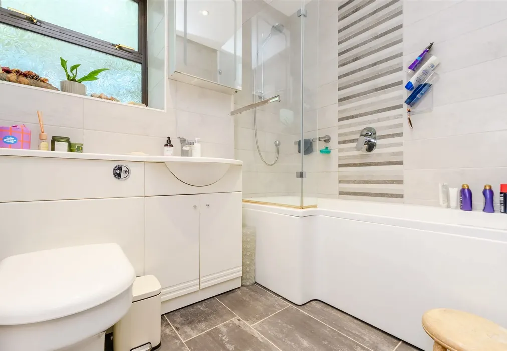 Bathroom - Esplanade, Rochester, Kent - Wards of Kent