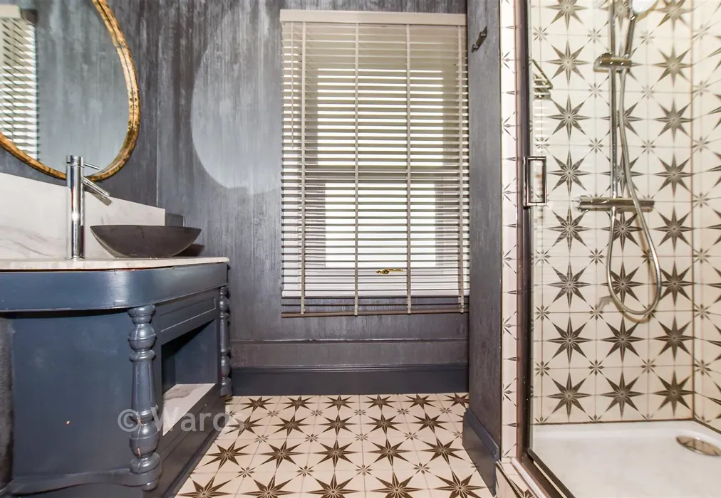 Bathroom - Commercial Road, Paddock Wood, Tonbridge, Kent - Wards of Kent