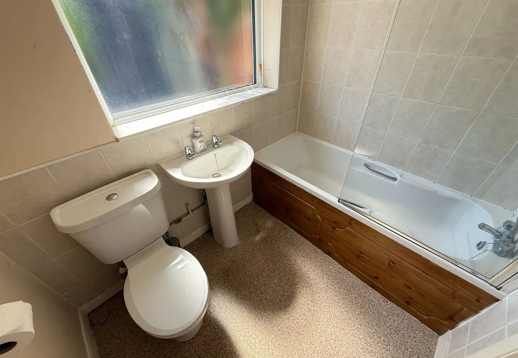 Bathroom - Old Road, Wateringbury, Kent - Wards of Kent
