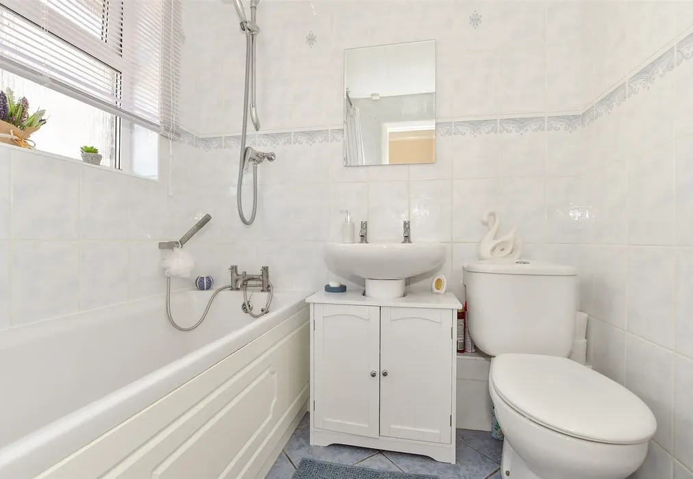Bathroom - Langdale Avenue, Ramsgate, Kent - Wards of Kent