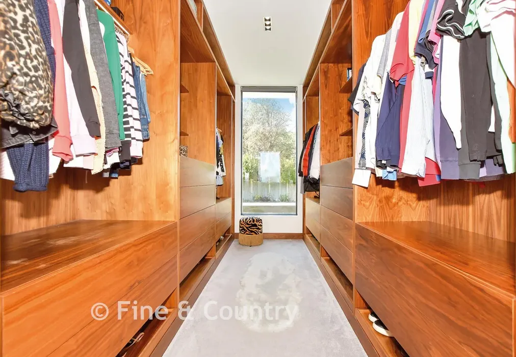 Dressing Room - North Foreland Avenue, Broadstairs, Kent - Wards of Kent