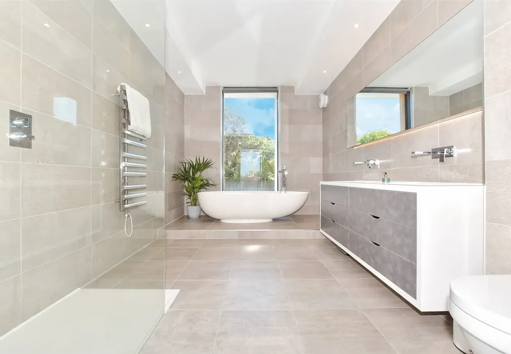 En Suite Bathroom - North Foreland Avenue, Broadstairs, Kent - Wards of Kent