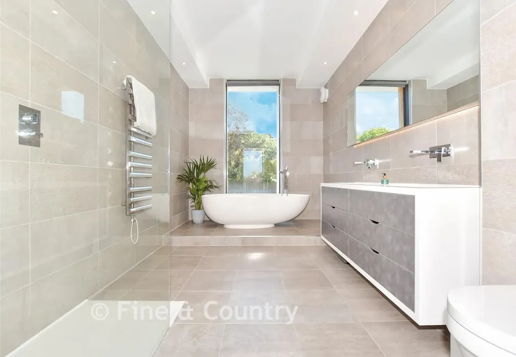 En Suite Bathroom - North Foreland Avenue, Broadstairs, Kent - Wards of Kent