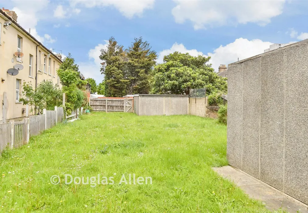 Communal Gardens - Woodlands Road, Ilford, Essex - Wards of Kent