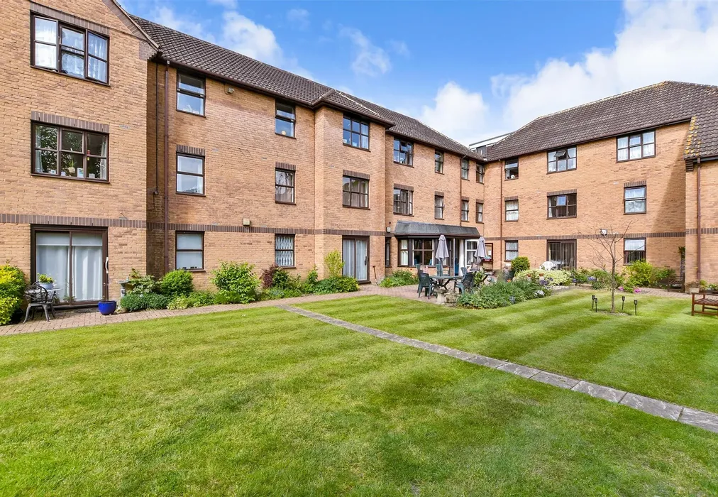 Communal Gardens - Holmwood Gardens, Wallington, Surrey - Wards of Kent