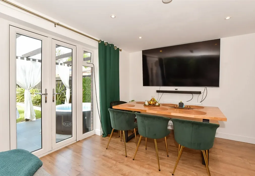 Lounge/Dining Room - Forge Wood, Crawley, West Sussex - Wards of Kent