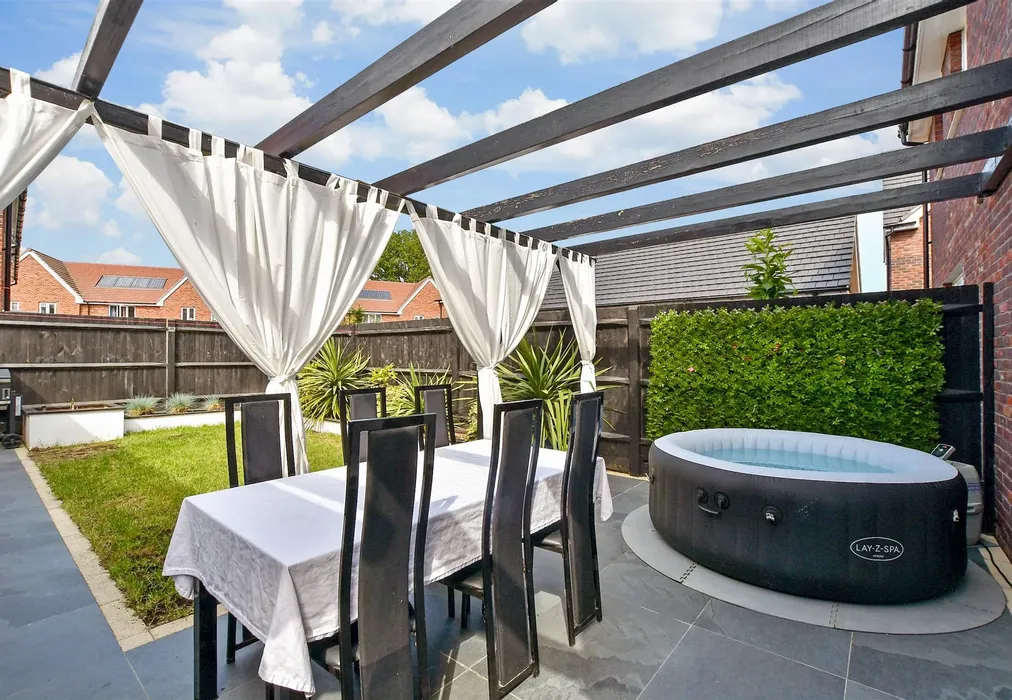 Rear Garden - Forge Wood, Crawley, West Sussex - Wards of Kent