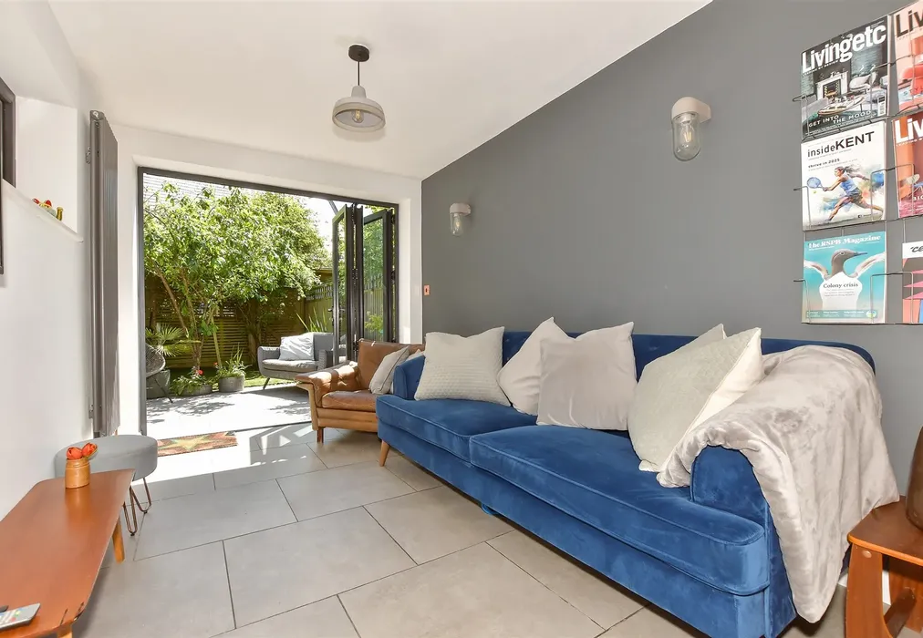 Lounge - Gladstone Road, Whitstable, Kent - Wards of Kent