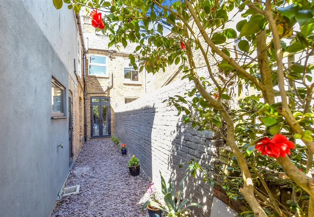 Side Garden - Gladstone Road, Whitstable, Kent - Wards of Kent