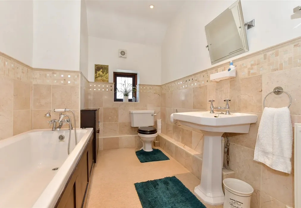 Bathroom - London Road, Ramsgate, Kent - Wards of Kent