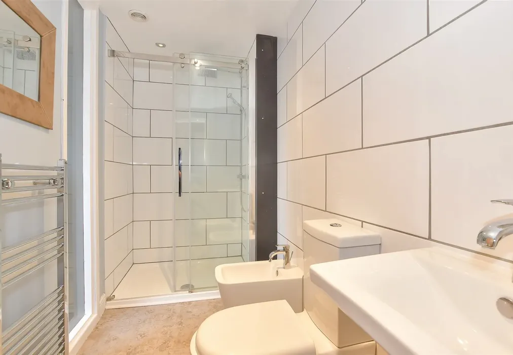 En-Suite Shower Room - Chapel Place, Ramsgate, Kent - Wards of Kent