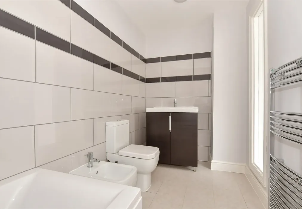 En-Suite - Chapel Place, Ramsgate, Kent - Wards of Kent