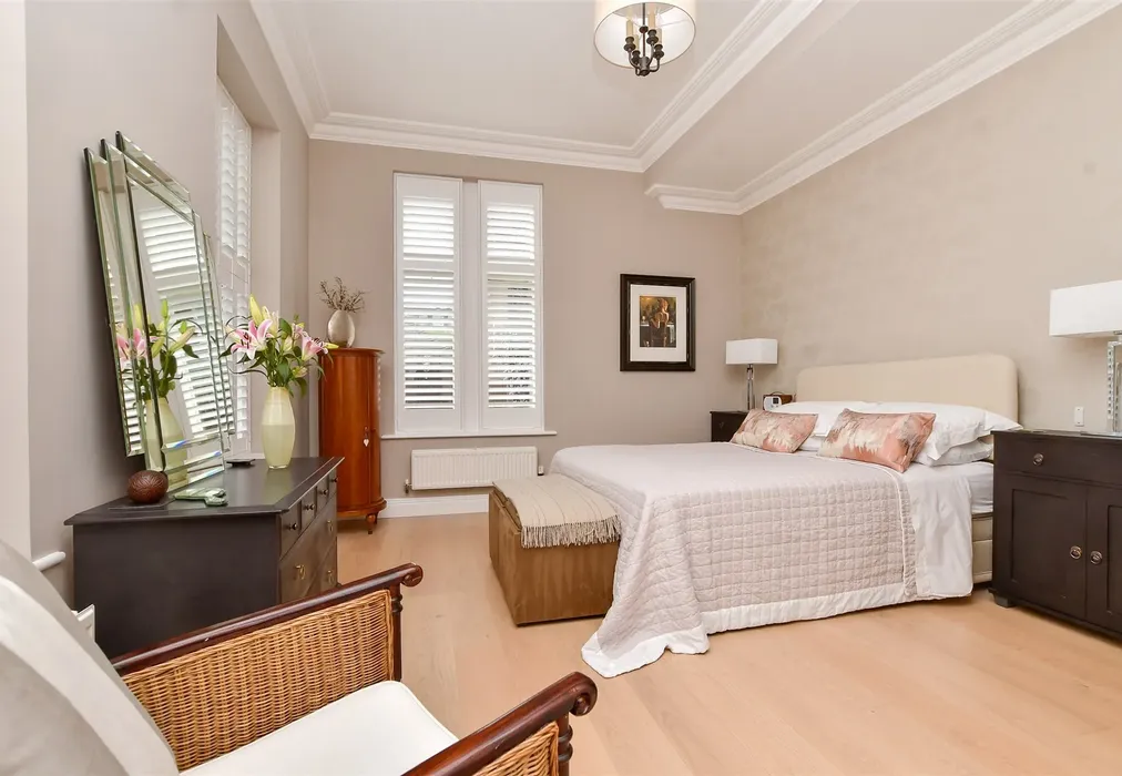 Bedroom 1 - Upper Lodge Way, Coulsdon, Surrey - Wards of Kent
