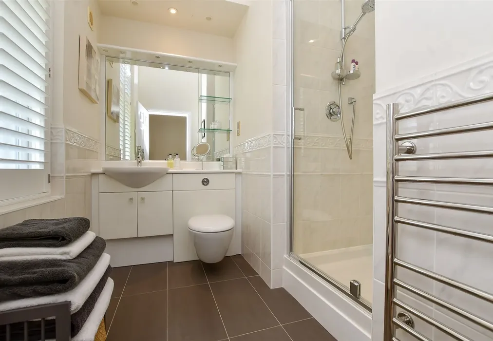 En-Suite Shower Room - Upper Lodge Way, Coulsdon, Surrey - Wards of Kent