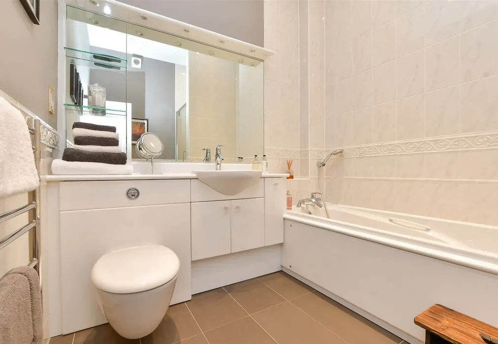 Bathroom - Upper Lodge Way, Coulsdon, Surrey - Wards of Kent