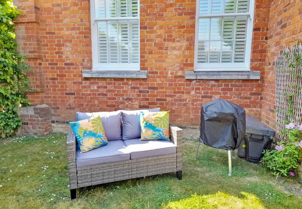 Communal Garden - Upper Lodge Way, Coulsdon, Surrey - Wards of Kent