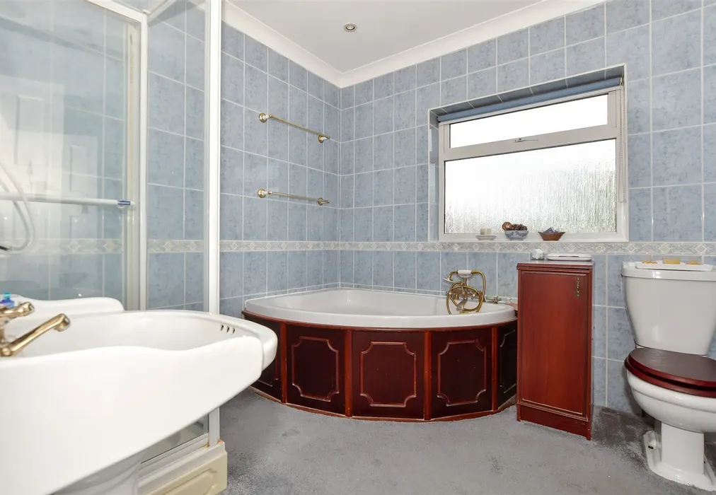 Bathroom - Campbell Avenue, Ilford, Essex - Wards of Kent