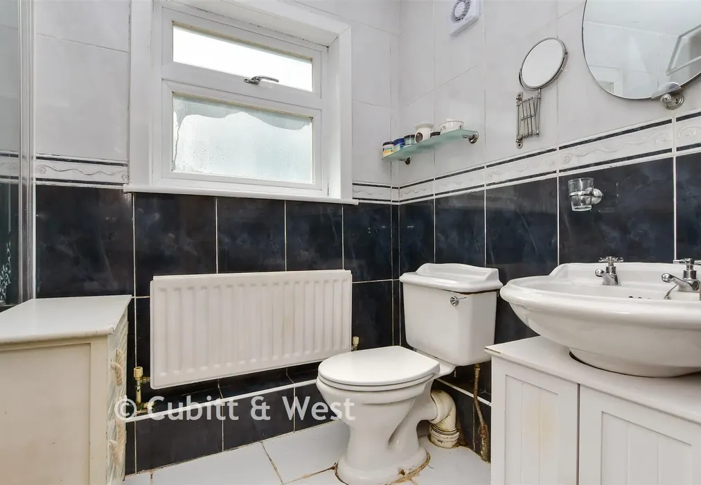 Bathroom - Upper Road, Wallington, Surrey - Wards of Kent