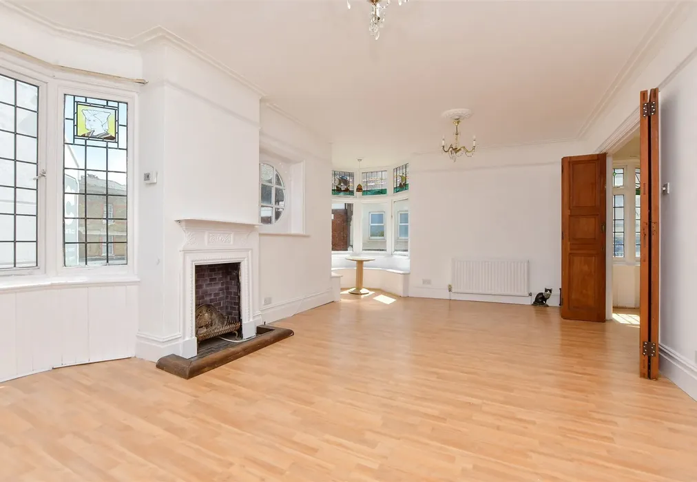 Lounge - High Street, Broadstairs, Kent - Wards of Kent