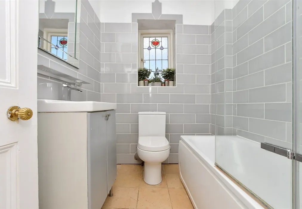 Bathroom - High Street, Broadstairs, Kent - Wards of Kent
