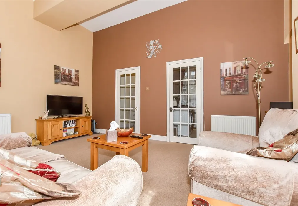 Lounge/ Diner - Beach Road, Westgate-On-Sea, Kent - Wards of Kent