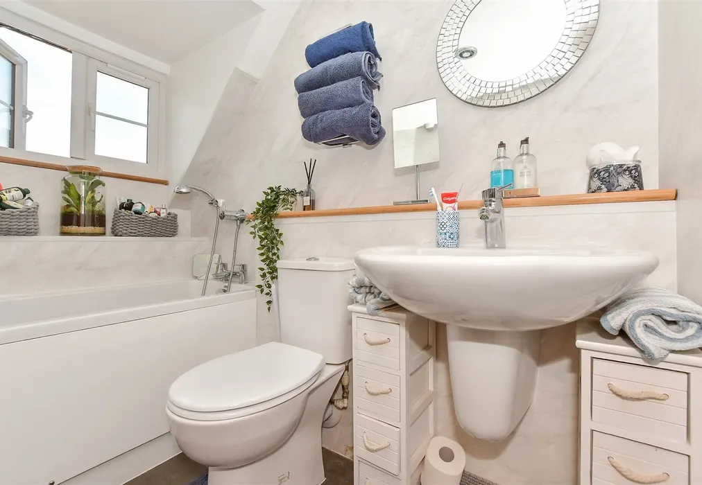 Jack And Jill Bathroom - Stone Street, Lympne, Hythe, Kent - Wards of Kent