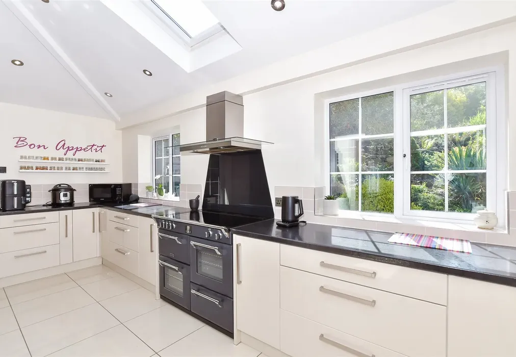 Kitchen - Langdale Rise, Maidstone, Kent - Wards of Kent