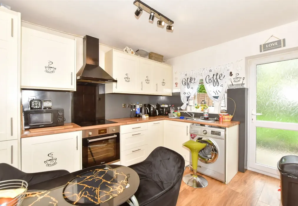 Kitchen - Mayfield Gardens, Dover, Kent - Wards of Kent