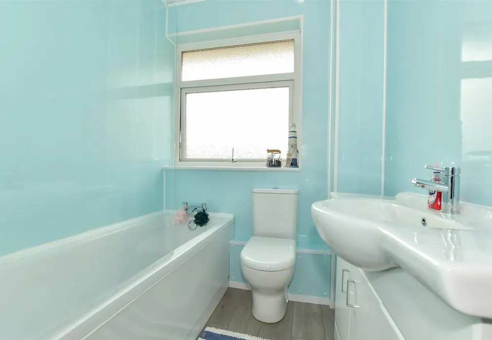 Bathroom - Whitehall Road, Ramsgate, Kent - Wards of Kent