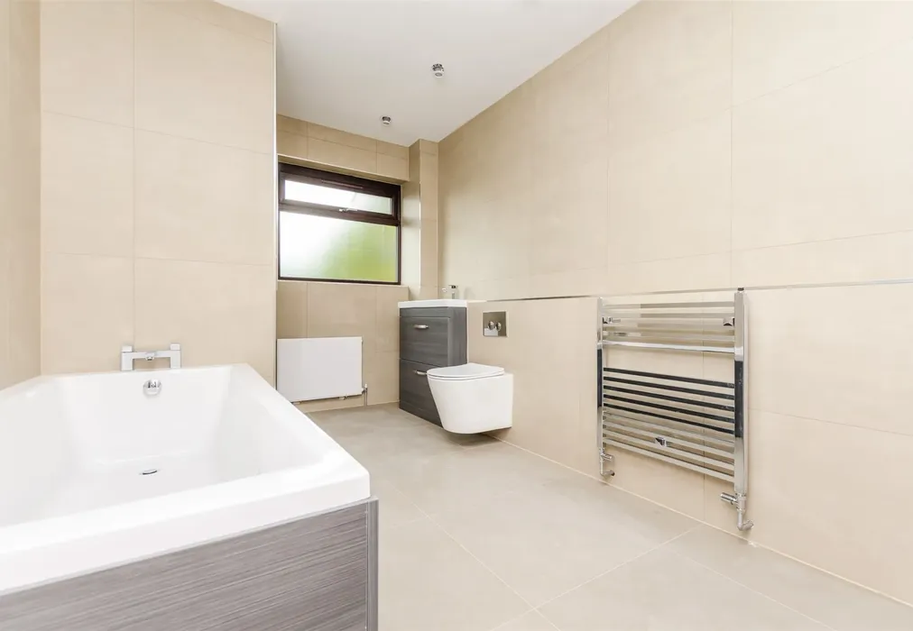Family Bathroom - Hever Avenue, West Kingsdown, Sevenoaks, Kent - Wards of Kent