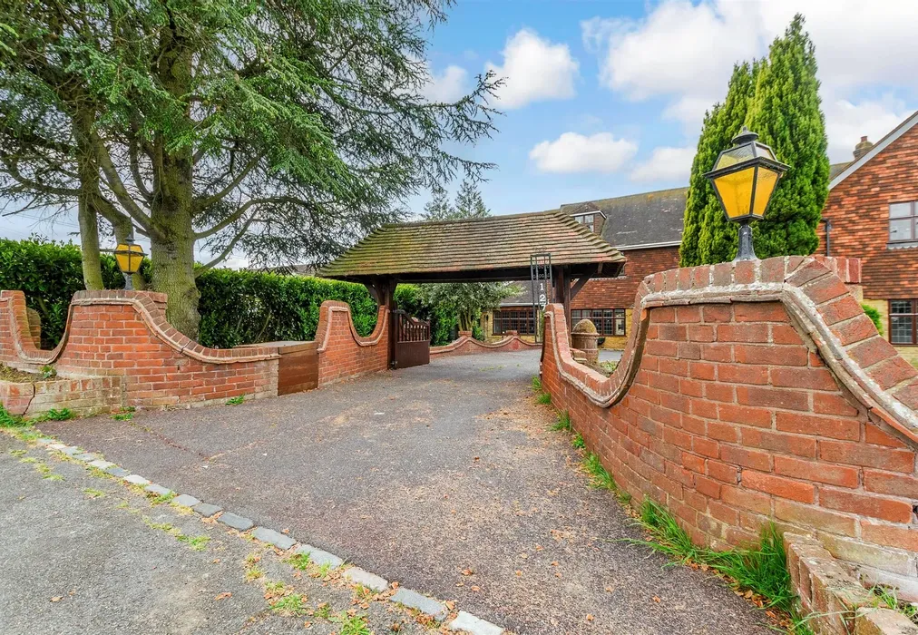 Driveway/Parking - Hever Avenue, West Kingsdown, Sevenoaks, Kent - Wards of Kent