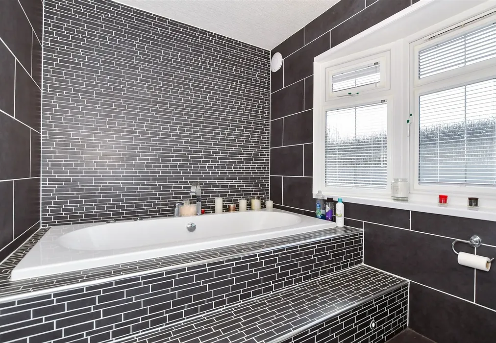 Bathroom - Millers Way, Maidstone, Kent - Wards of Kent