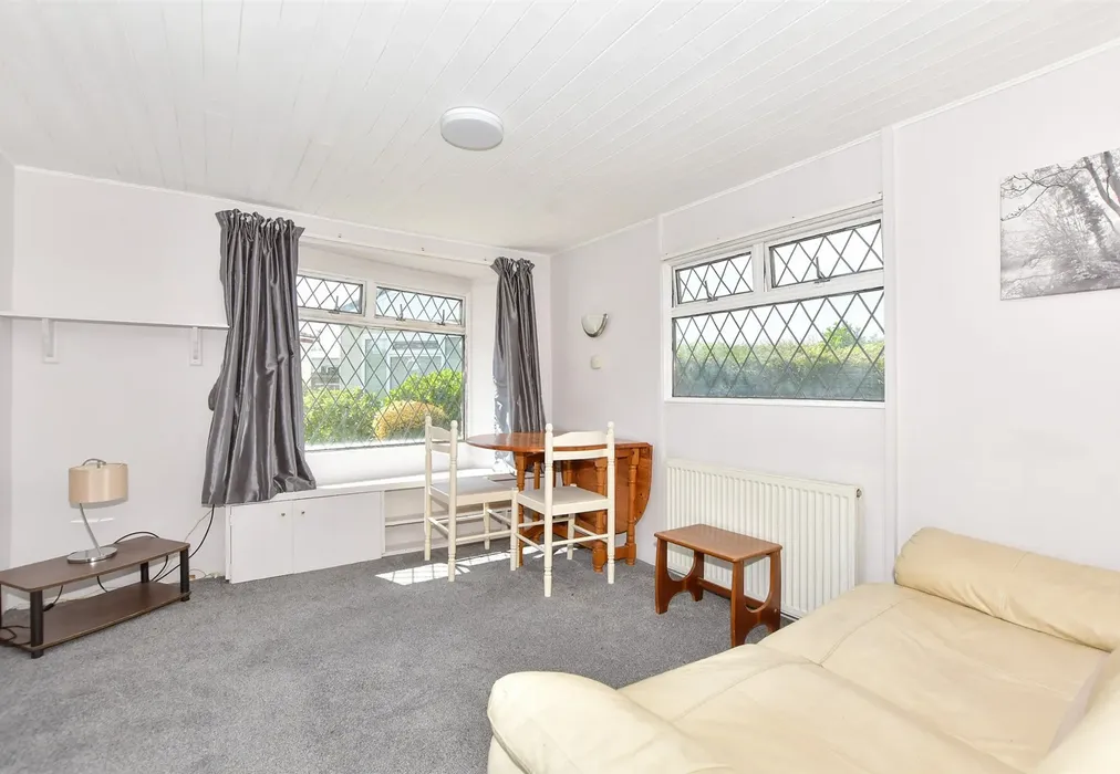 Lounge - New Dover Road, Capel-Le-Ferne, Folkestone, Kent - Wards of Kent