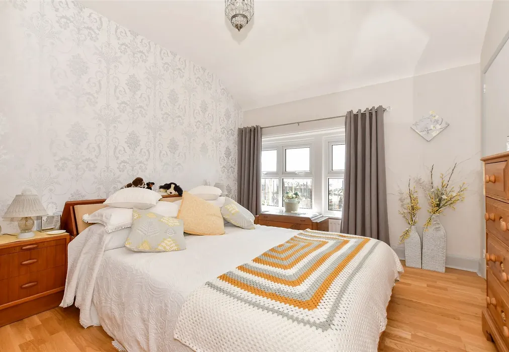 Bedroom 1 - Grove Road, Ventnor, Isle of Wight - Wards of Kent
