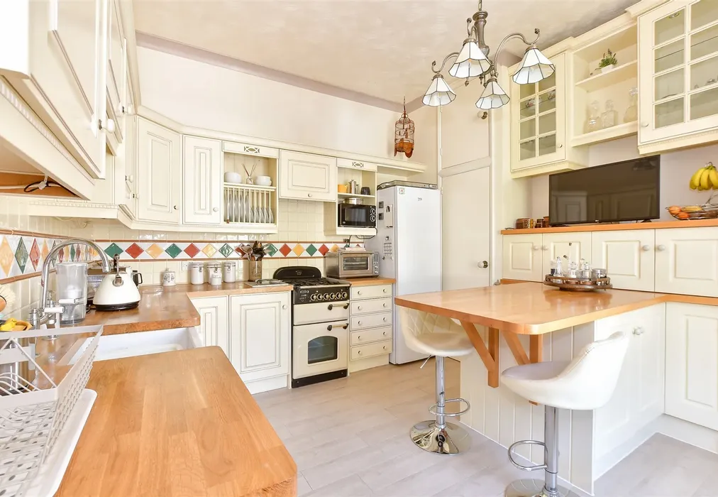 Kitchen - Grove Road, Ventnor, Isle of Wight - Wards of Kent