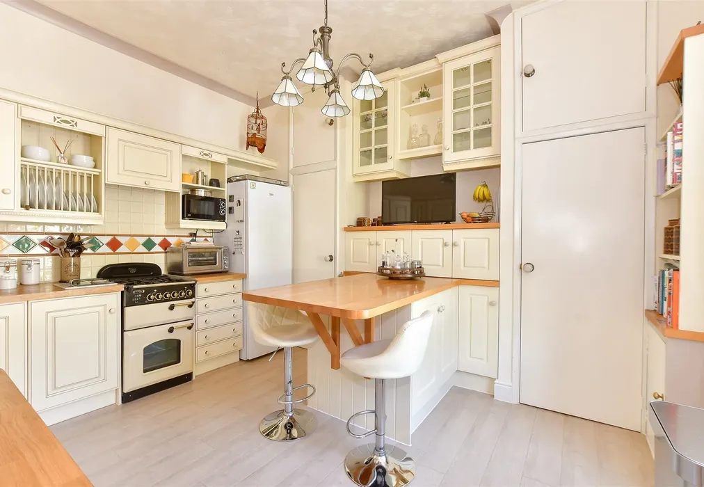 Kitchen - Grove Road, Ventnor, Isle of Wight - Wards of Kent